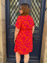 Charger l'image dans la galerie, Robe courte fleurie fuchsia curvy Aloé