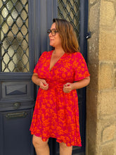 Charger l'image dans la galerie, Robe courte fleurie fuchsia curvy Aloé