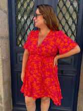 Charger l'image dans la galerie, Robe courte fleurie fuchsia curvy Aloé