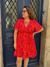 Charger l'image dans la galerie, Robe courte fleurie fuchsia curvy Aloé