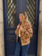Charger l'image dans la galerie, Veste Polaire Fleurie Camel Armand – Coupe Droite Col Montant |
