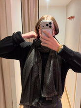 Charger l'image dans la galerie, Echarpe noire et dorée
