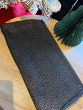 Charger l'image dans la galerie, Echarpe noire et dorée
