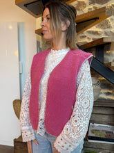 Charger l'image dans la galerie, Veste sans manches bouclettes rose Nolya
