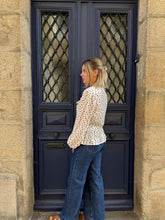 Charger l'image dans la galerie, Blouse à Pois Emeline – Décolleté V Manches Bouffantes Style Romantique |
