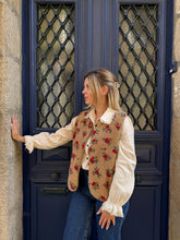 Charger l'image dans la galerie, Veste Sans Manches Femme Bouclette Fleurie Youna– Coupe Droite Style Bohème | La Capsule d'Evy
