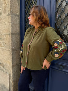 Blouse Kaki Steren – Broderie Florale Bohème Curvy