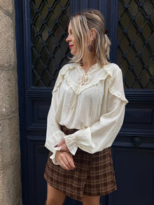 Blouse écrue à volants Pénélope